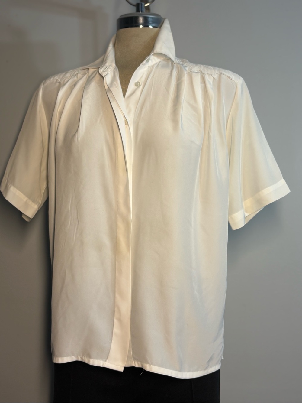 Women's Cream Short-Sleeve Button Front Blouse